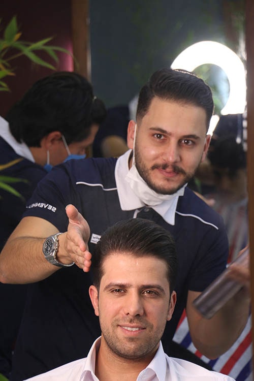 بهنام فیاض در حال اصلاح موی آقایان در آرایشگاه پازل